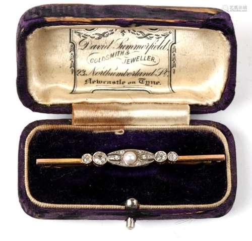 A Gold and platinum bar brooch set central pearl and old cut diamonds. 3.5g. 5.7cm (2.25 ins) wide