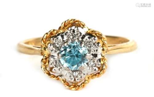 An 18ct gold, aquamarine and diamond daisy head ring, 3.4g. Approx. UK size N.