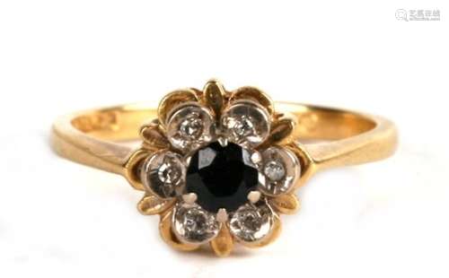 An 18ct gold, sapphire and diamond daisy head ring, 3.5g. Approx. UK size M.