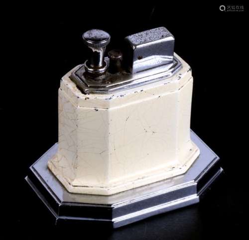 An Art Deco Ronson 'Touch-Tip' table lighter. 9cm (3.5 ins) high