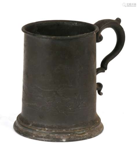 A 19th century pewter tankard relief decorated with a fox hunting scene. 9.5cm (3.75 ins) high.