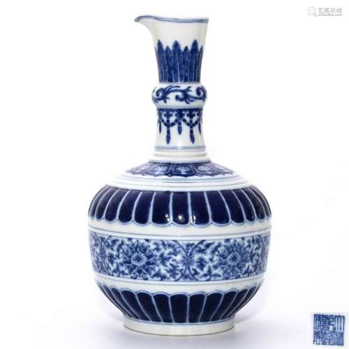 A Blue and White Lid Vase