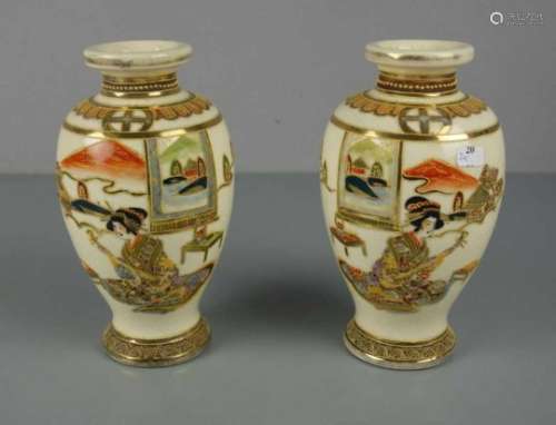 PAAR SATSUMA VASEN / two satsuma pottery vases, Japan, Meji-Periode, Steingut, unter dem Stand