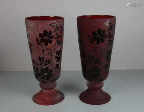 VASENPAAR / pair of vases, Glas, 2. Hälfte 20. Jh.; profilierter und aufgewölbter Rundstand mit