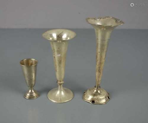 KONVOLUT VON 3 SILBERVASEN / three silver vases. 1) Vase in Trompetenform auf Rundstand, deutsch,