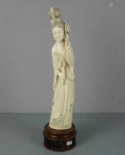 GUAN YIN, Elfenbein, geschnitzt, auf Holzpostament; China, späte Qing Dynastie, um 1900. Boddhisatva