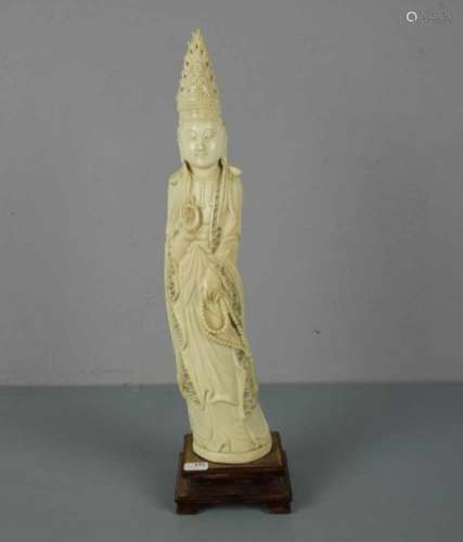 GUAN YIN, Elfenbein, geschnitzt, auf Holzpostament; Südostasien, Anfang 20. Jh.. Boddhisatva Guan