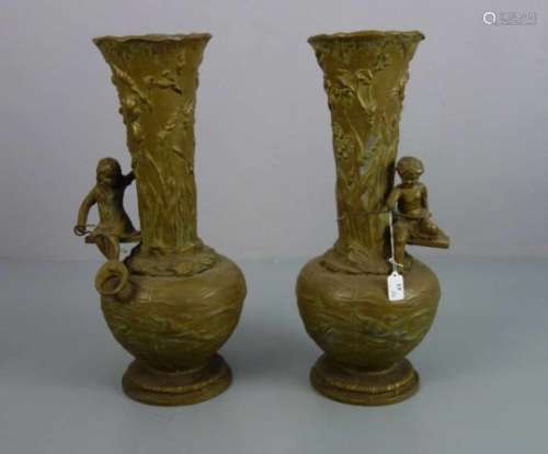 JUGENDSTIL VASENPAAR / pair of art nouveau vases, grünlich bronzierter Zinkguss, um 1900.
