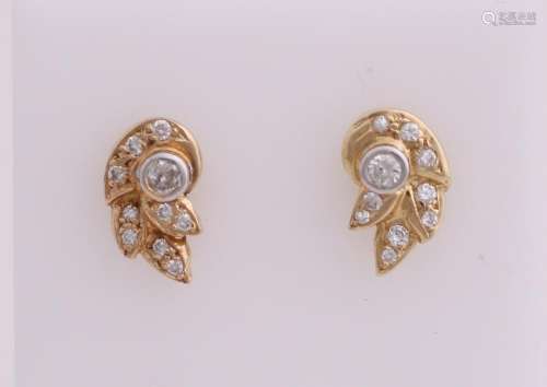 Ornate golden earrings, 585/000, with diamond. Studs in