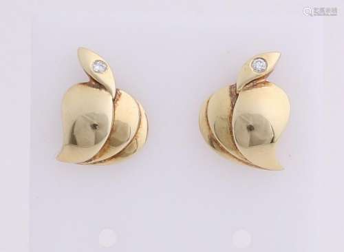 Yellow gold earrings, diamond 585/000. Heart-shaped