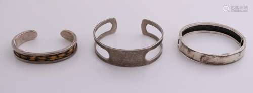 Lot with three silver bracelets, a slave tape, flat