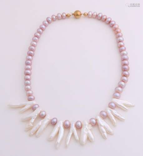 Collier with tinted fresh water pearls and 9 finger