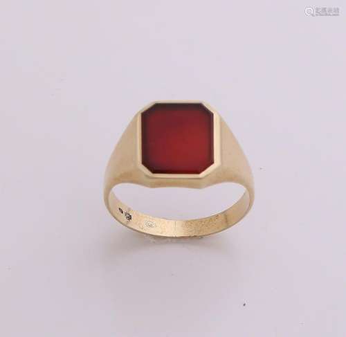 Yellow gold signet ring, 585/000, with carnelian. Ring