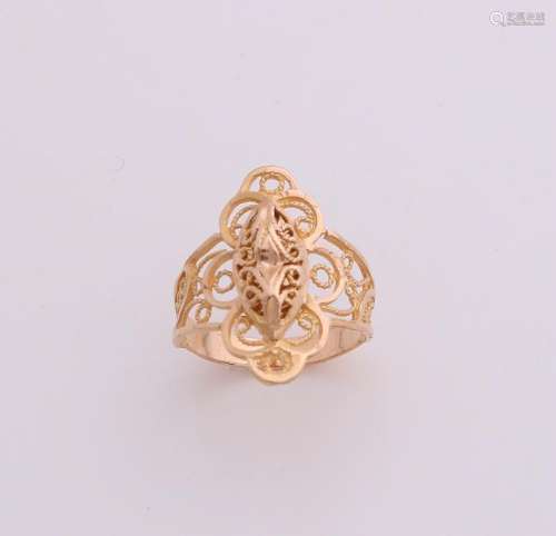 Yellow gold ring, 750/000, with filigree. Ring molded