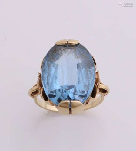 Yellow gold ring, 585/000, with blue topaz. Ring with