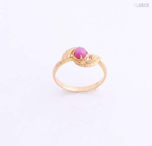 Yellow gold ring, 750/000, with star ruby. Fine ring