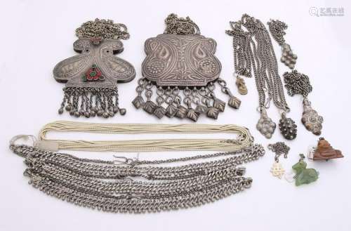 Large lot with jewelry coated with various necklaces,