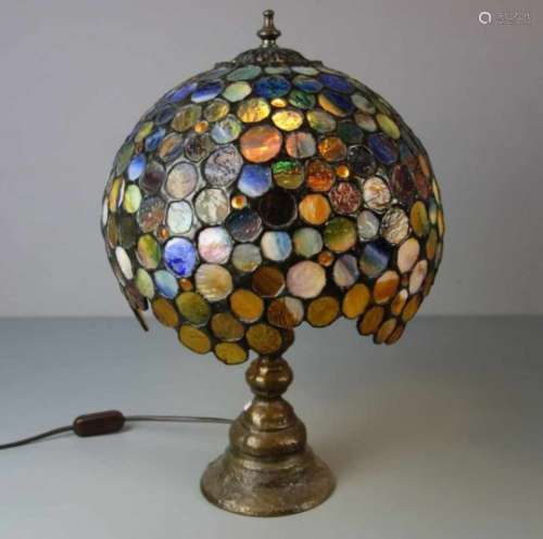 LAMPE / TISCHLAMPE im Stil einer Tiffany-Lampe / table lamp, Bronzefuß in Balusterform mit