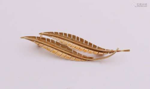 Yellow gold brooch, 585/000, in the form of two