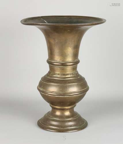 18th Century bronze altar vase. Size: 34 x 26 cm dia.