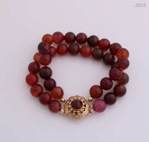Agate beads bracelet with a golden clasp, 585/000.
