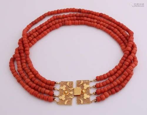 Necklace of coral with gold clasp region, 585/000.