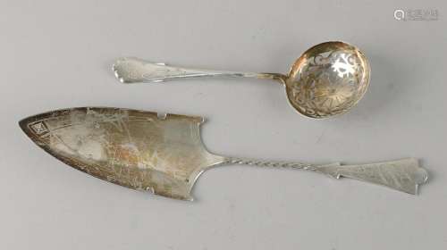 Silver dispensing spoon and cake slice, 833/000, small