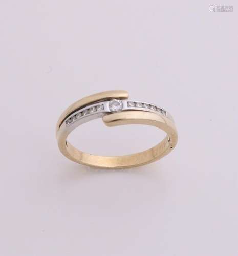 Broad bicolour gold ring, 585/000. Ring slits with a