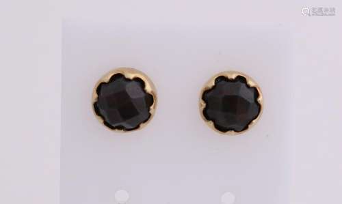 Yellow gold earrings, 585/000, with a round zetkast