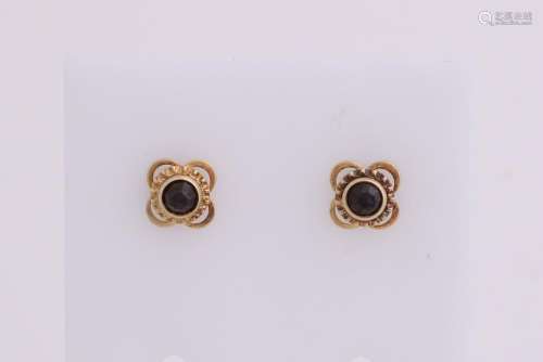 Yellow gold earrings, 585/000, with garnet. Small