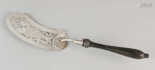 Silver fish, 833/000, with wooden handle. Fish slice