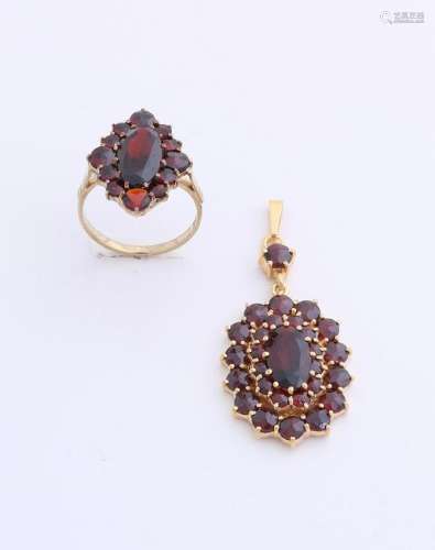 Ring and pendant, 333/000, with garnet. Ring occupied
