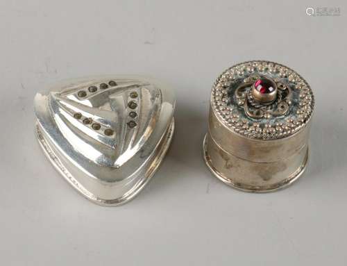 Two silver pillboxes, 925/000, a round box, decorated