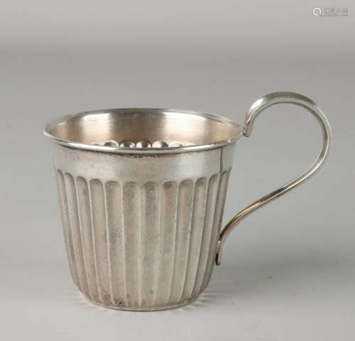 Silver baby cup, 925/000, with ribbewerking and ear.