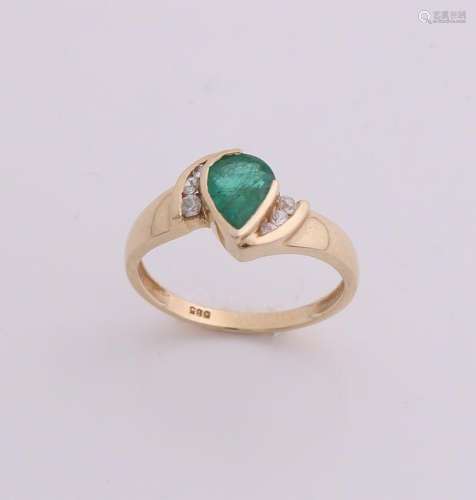 Yellow gold ring, 585/000, with emerald. Ring with a