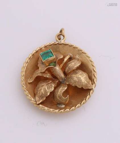 Yellow gold pendant, 750/000, with emerald. Round