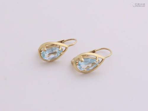 Brisures, 333/000, with a blue pear shaped stone.