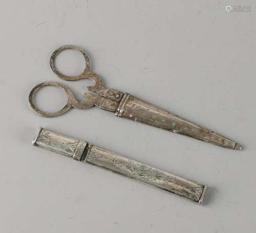 Silver sewing scissors and needle case, 835/000,