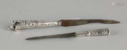 Two knives with antique zilverenheften, one with a