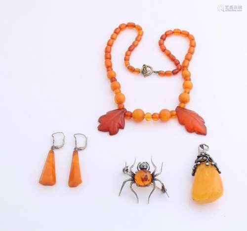 Lot amber jewelry, a necklace of amber with two