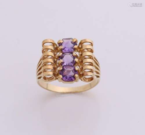 Yellow gold ring, 750/000, with amethyst. Openwork ring