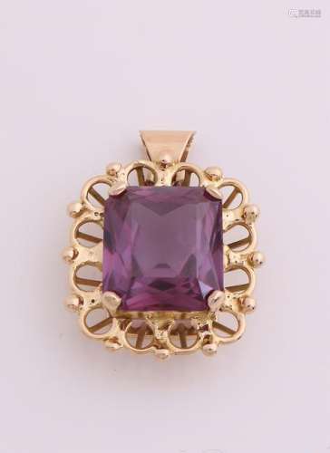 Yellow gold pendant, 750/000, with amethyst. Royale