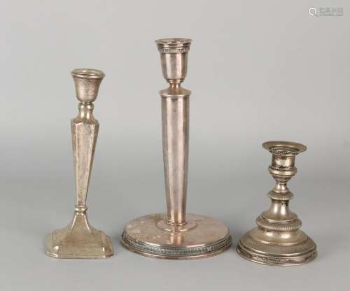 Lot with three silver candlesticks, a big table