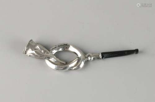 Silver groom pipe, 833/00, with button and acanthus