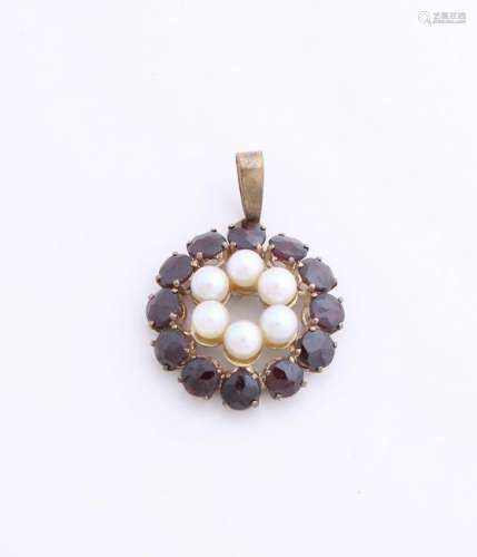 Rosette pendant, 333/000, with garnet and pearl.