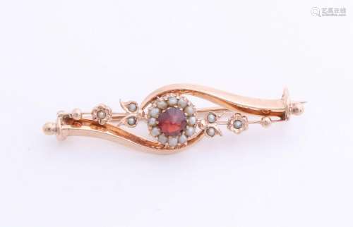 Ornate bar brooch with seed pearls and garnet, 333/000.