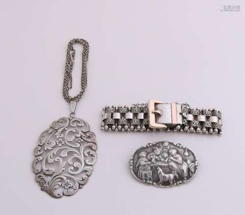 Lot with three silver jewelry, 835/00, with a brooch