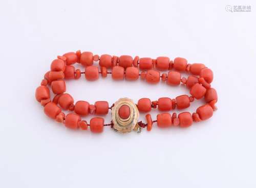 Bracelet coral with yellow gold clasp, 585/000.