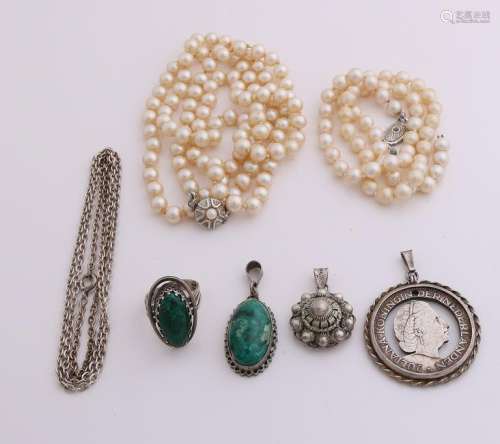 Lot jewelry with silver and pearls, to include a coin