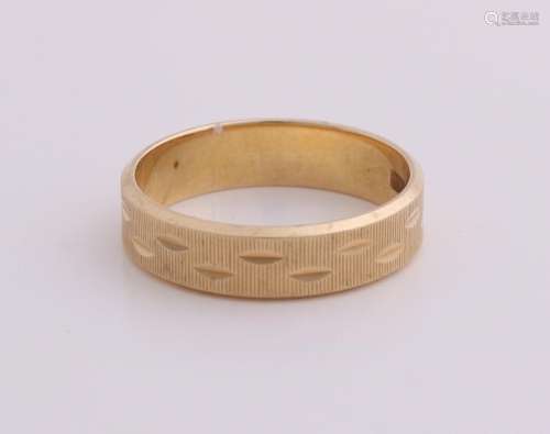 Yellow gold ring, 585/000, round model with matte line